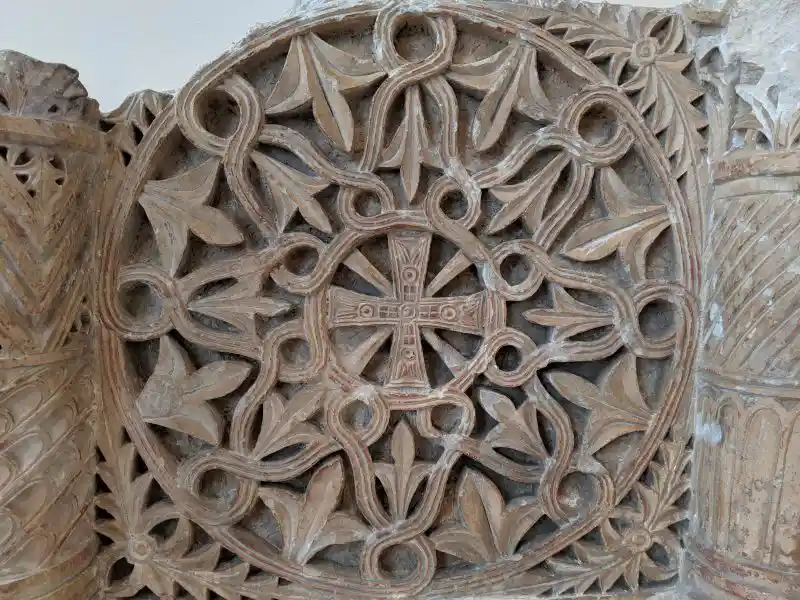 Detail of the reconstruction of a panel from a chance screen, cross in the middle of vines and leaves, located in Bode Museum Detail of the reconstruction of a panel from a chance screen, cross in the middle of vines and leaves, located in Bode Museum